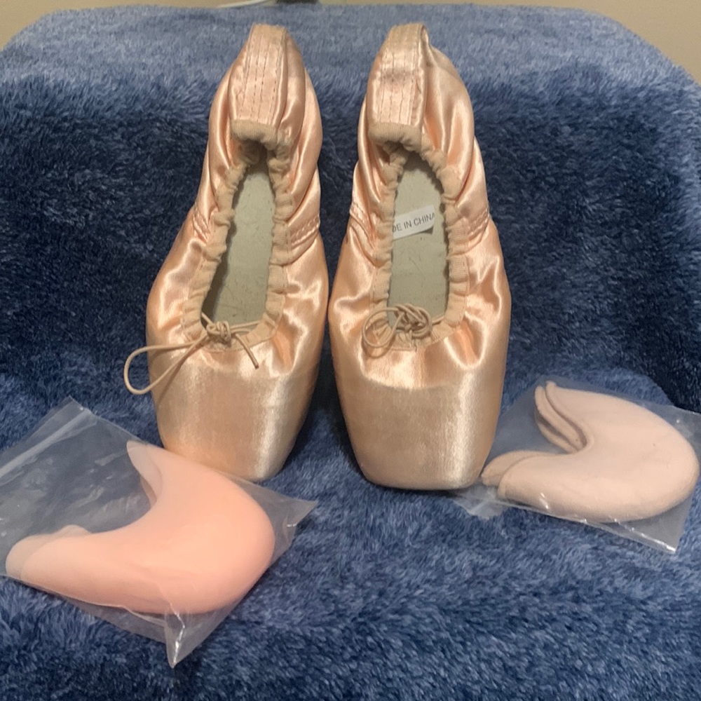Dux Dance Ballet Pointe Shoes 7w with toe pillow & silicone toe protector pads